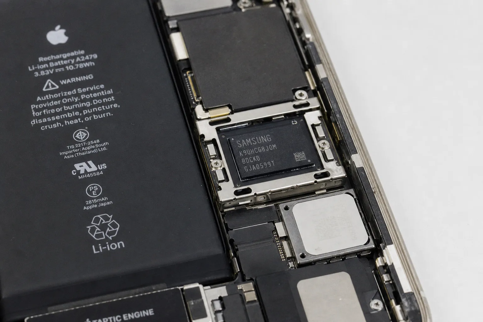 Компоненты Samsung внутри iPhone: почему Apple зависит