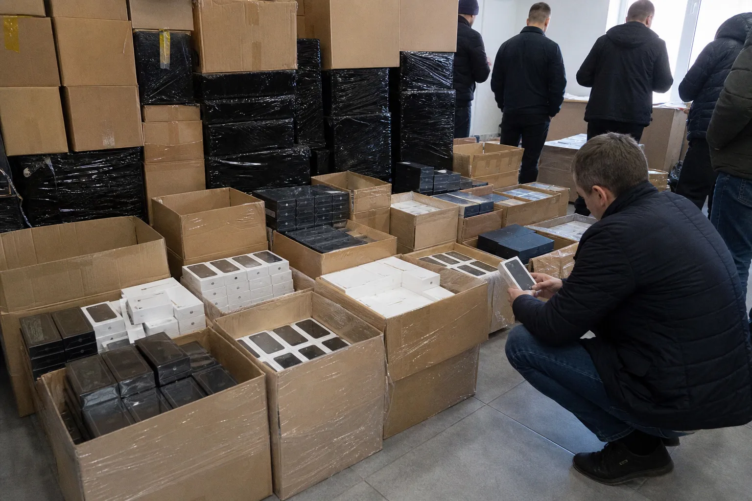 Контрабанда электроники в Шегини: изъятие 487 смартфонов Apple и Samsung на 17 млн гривен