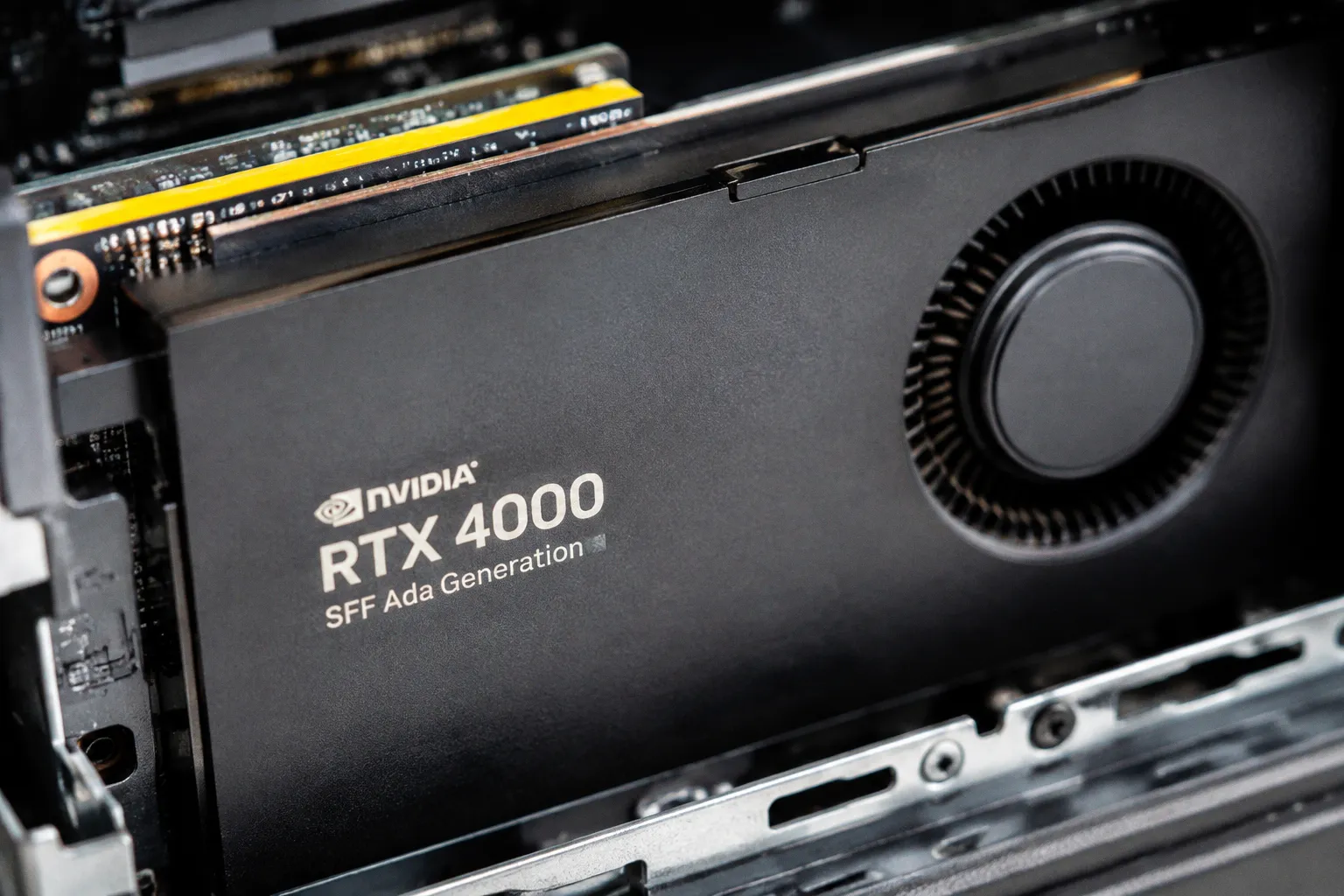 Новое поколение настольных ПК Lenovo: ставка на дискретные GPU для задач ИИ
