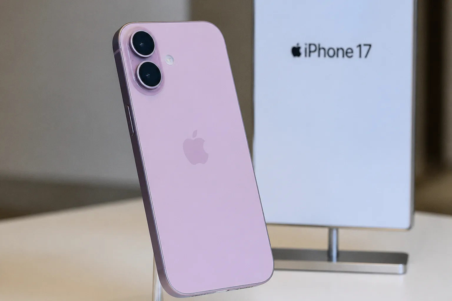 Почему iPhone 17 возглавил мировой рынок и как Samsung удерживает позиции в бюджетном сегменте