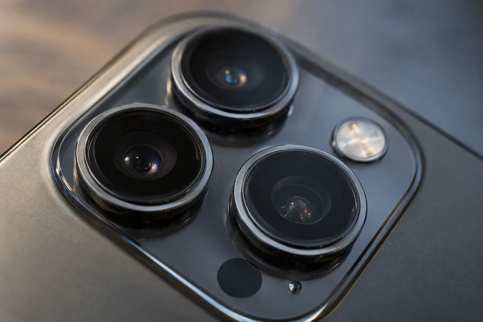 Почему iPhone 18 Pro с переменной диафрагмой стал объектом споров среди фотографов