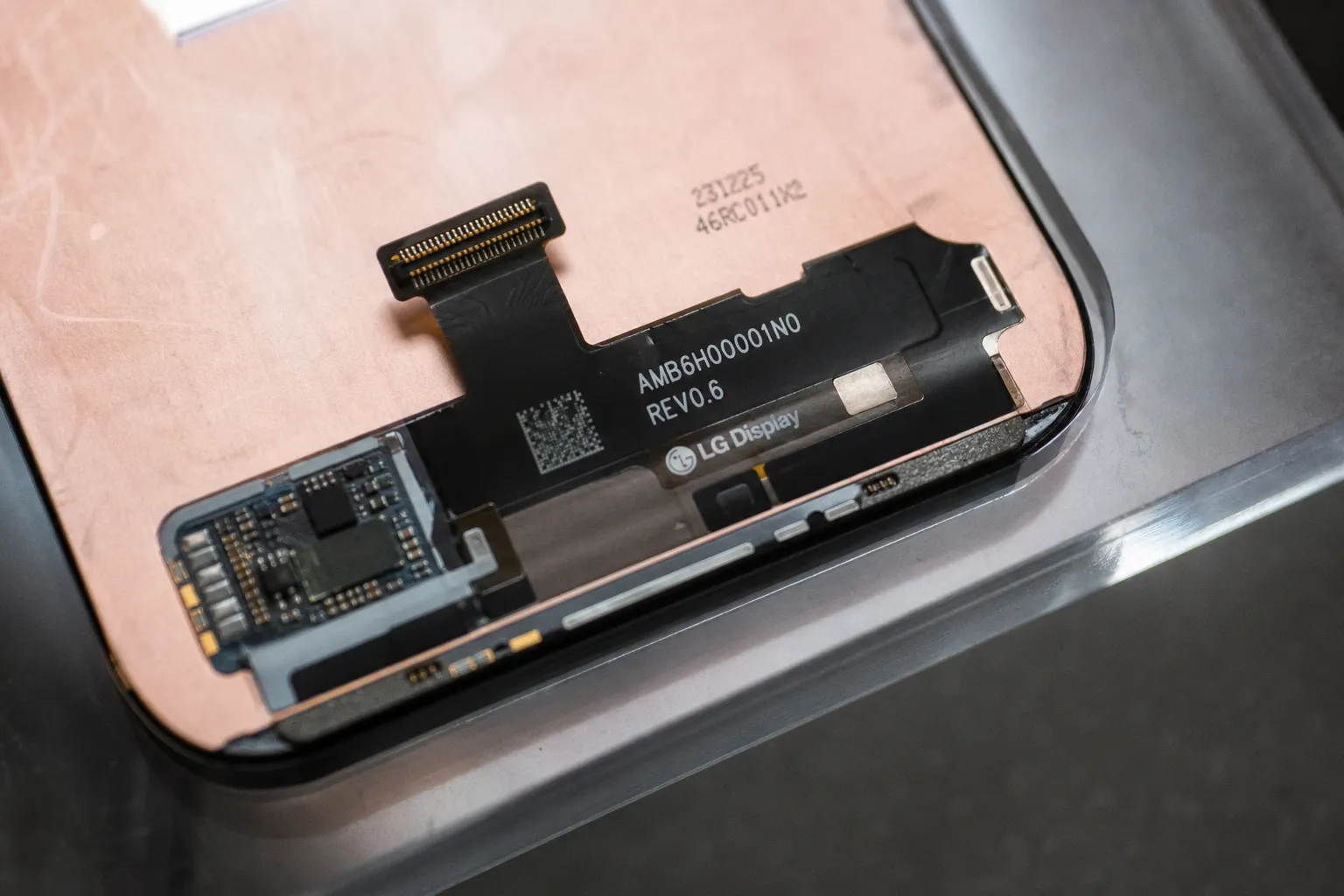 Поставки OLED-экранов Apple в 2026 году: почему Samsung и LG стали монополистами