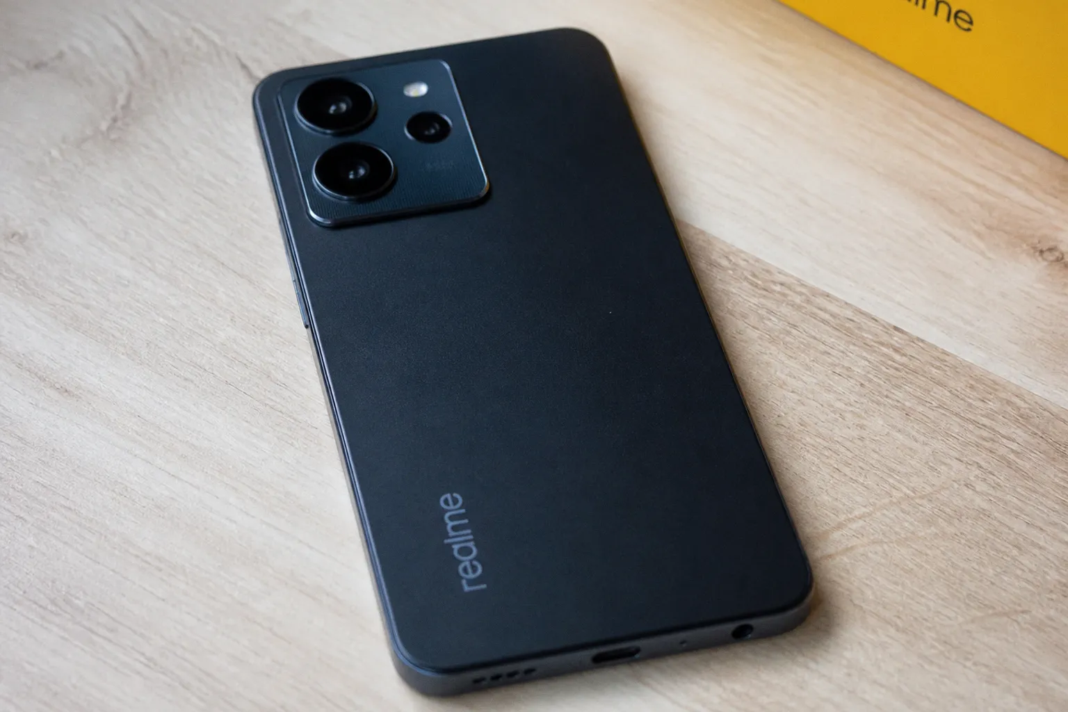 Realme 16x 5G: смартфон с батареей 7000 мА·ч и спорным экраном