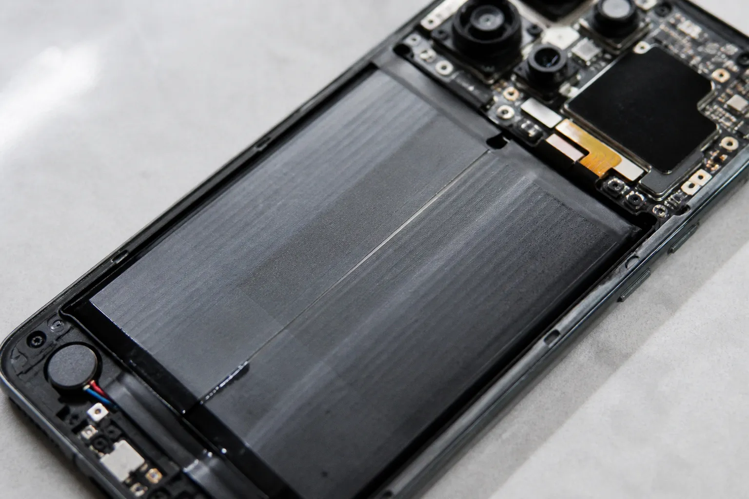 Смартфон TECNO POVA 8: стоит ли доверять маркетинговым обещаниям о батарее и втором экране