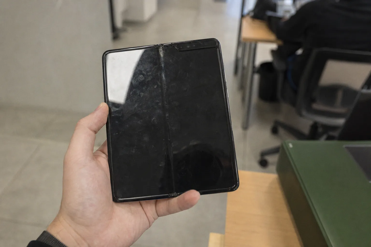 Сравнение складных смартфонов Apple и Samsung Galaxy Fold