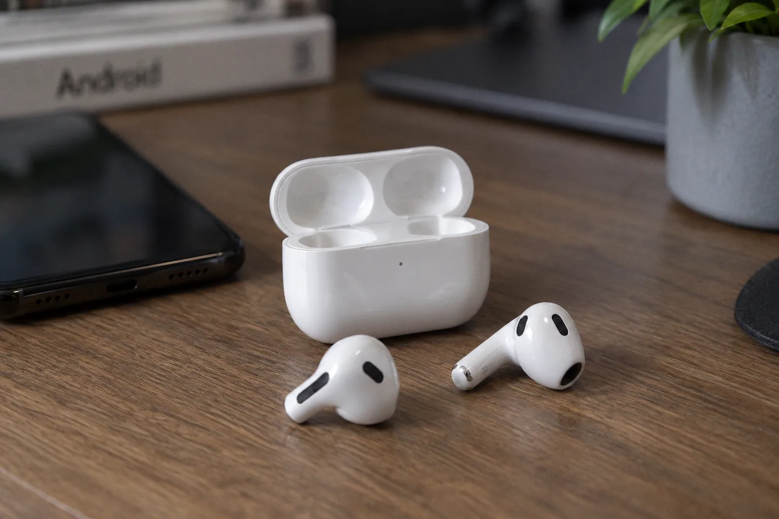 Стоит ли покупать AirPods 5, если вы пользуетесь Android-смартфоном