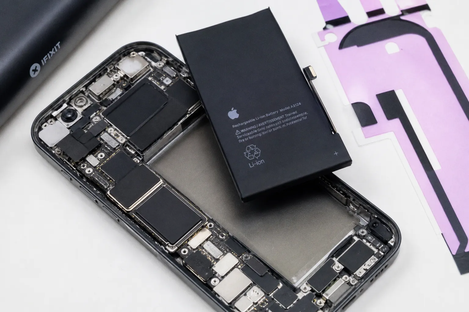 Замена аккумулятора 15: почему Apple изменила подход к ремонту